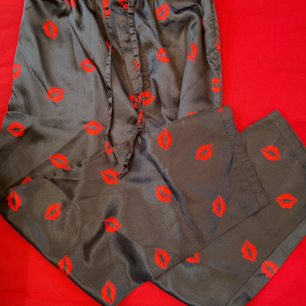 Intimo black with kiss print women’s medium PJ pants